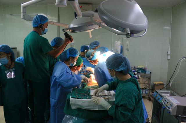 Bệnh viện Chợ Rẫy thực hiện thành công hai ca ghép gan từ người sống ảnh 1